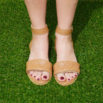 Sandali bassi in vera pelle con cinturino colore cuoio tacco 1 cm