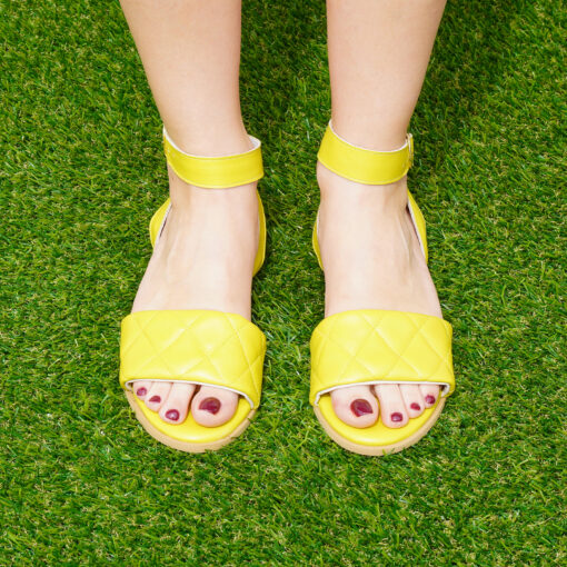 Sandali bassi in vera pelle con cinturino colore giallo tacco 1 cm