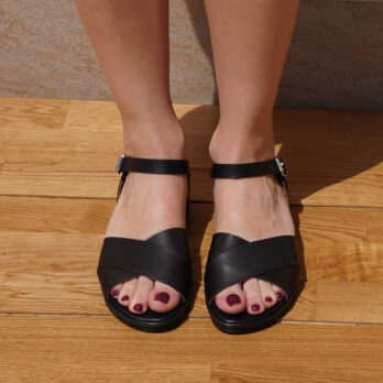 Sandali due fasce incrociate in vera pelle con cinturino colore nero tacco 2 cm