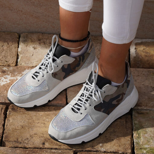 Sneakers donna in pelle camouflage con inserto camoscio beige con punta e tallone glitter