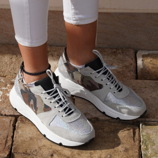 Sneakers donna in pelle camouflage con inserto camoscio beige con punta e tallone glitter