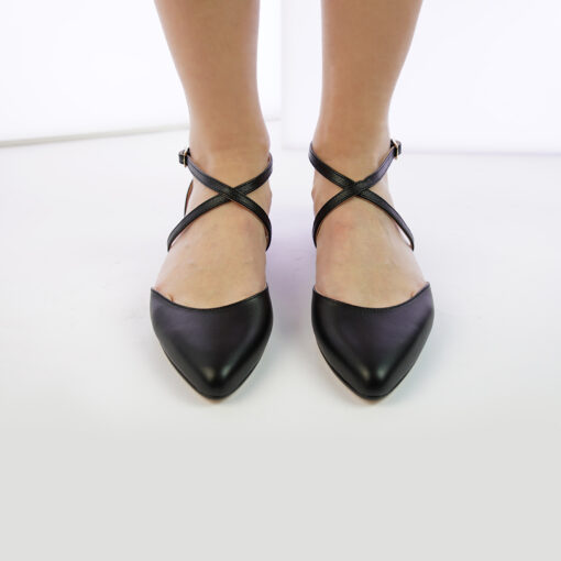Ballerine a punta in pelle colore nero con cinturino alla caviglia
