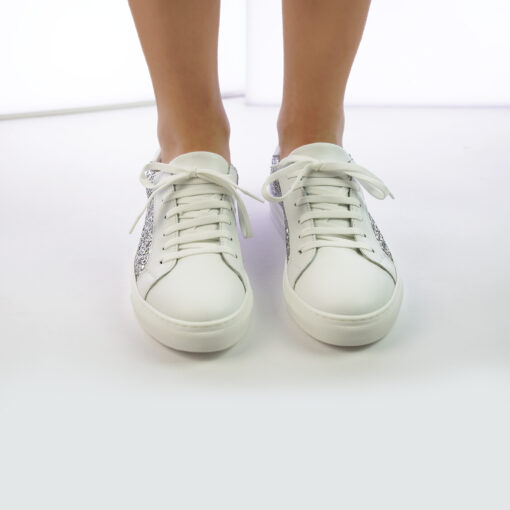Sneakers da donna in vera pella colore bianco con inserto glitter argento