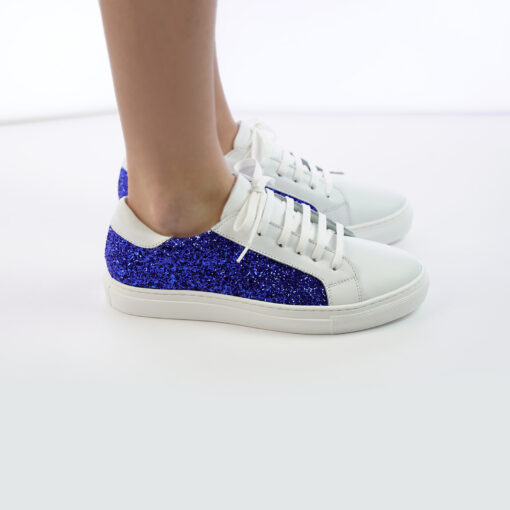 Sneakers da donna in vera pella colore bianco con inserto glitter blu elettrico