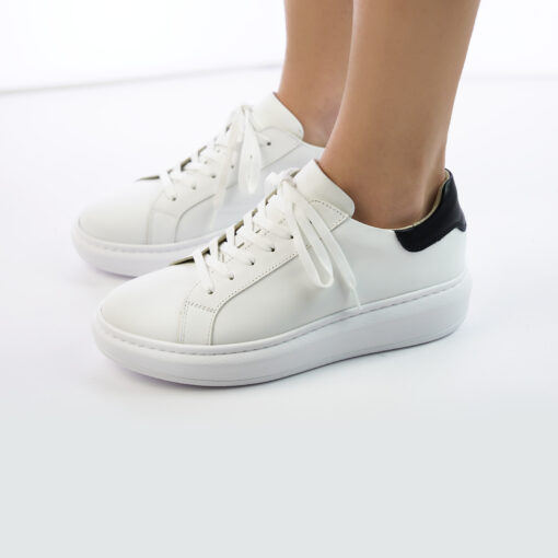 Sneakers da donna in vera pella colore bianco con talloncino nero