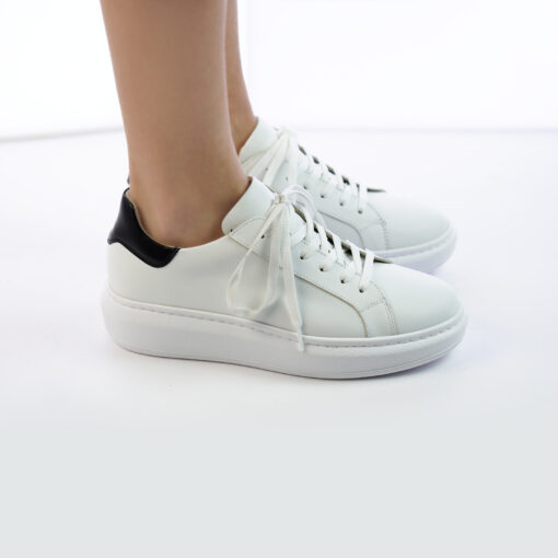 Sneakers da donna in vera pella colore bianco con talloncino nero