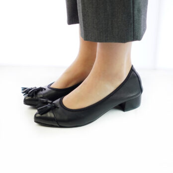 Ballerine in vera pelle colore nero con tacco e nappine