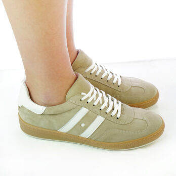 Sneakers donna artigianali in camoscio colore nocciola