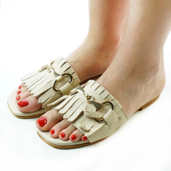 Ciabatte in vera pelle con morsetti e frange colore beige