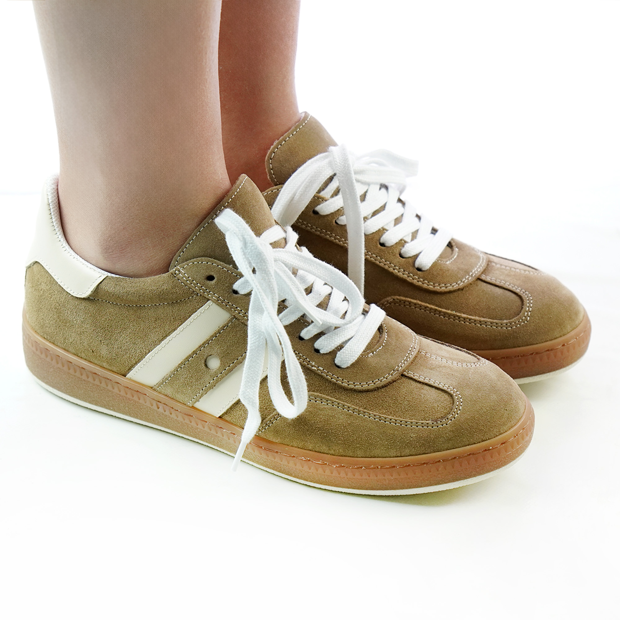 Sneakers donna artigianali camoscio colore taupe latte